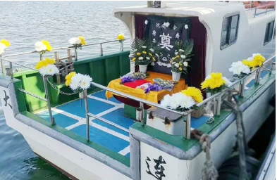 大型轮船海葬仪式